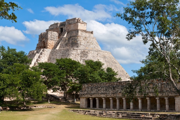 Pirâmide maia (pirâmide do mágico, Adivino) em Uxmal, Mexic