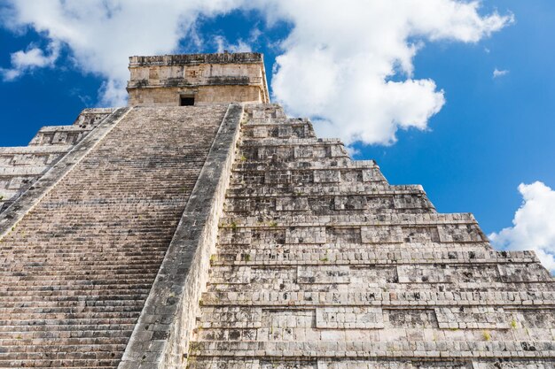 Pirámide maya de El Castillo en el sitio arqueológico de Chichén Itzá México