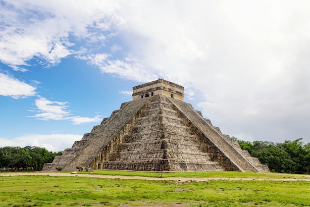 Foto la pirámide maya en chichén itzá, méxico.