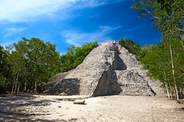 Pirámide Maya Nohoch Mul en Cobá, México