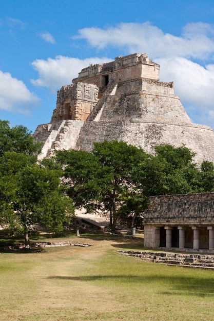 Pirámide maya Pirámide del Mago Adivino en Uxmal Mexic