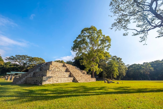 Una pirámide maya en los templos de las ruinas de Copán Honduras