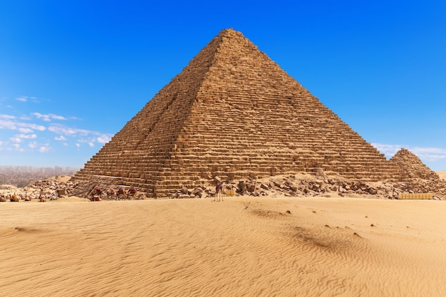 La pirámide de Menkaure y el cielo azul de Giza, Egipto.