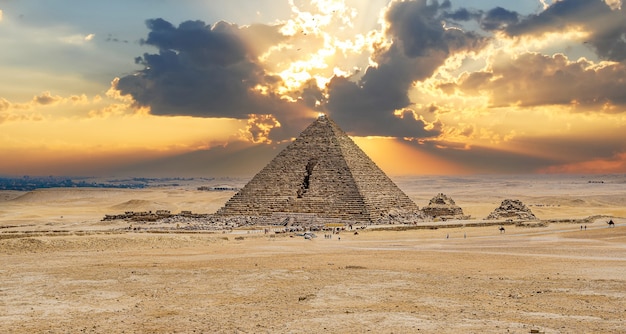 Foto pirámide de menkaure. pirámide antigua contra el cielo. pirámide de menkaure y pirámides de queens, el cairo. la pirámide de menkaure es la más pequeña de las tres pirámides principales de giza.