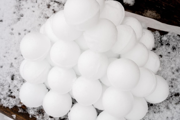 Pirámide o un montón de bolas de nieve perfectas en un día de invierno helado en el bosque o jardín al aire libre temporada de invierno nevada y entretenimiento divertido en la naturaleza