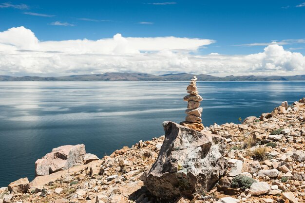 Pirámide de piedra en la costa