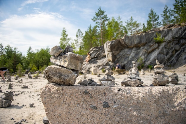 Pirámide de piedra de piedras planas de diferentes tamaños cerca de la reserva natural de montaña