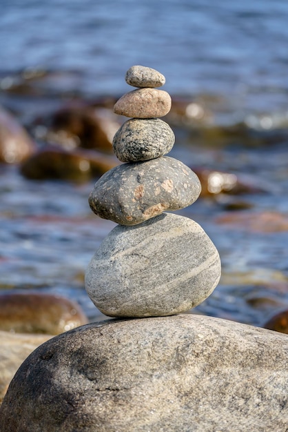 Pirámide de piedras Equilibrio inestable de objetos de piedra Estado de naturaleza idílico