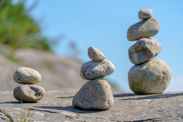 Pirámide de piedras Equilibrio inestable de objetos de piedra Estado de naturaleza idílico