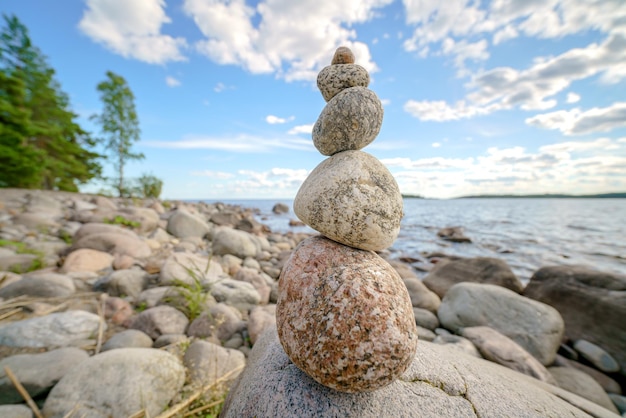 Pirámide de piedras Equilibrio inestable de objetos de piedra Estado de naturaleza idílico