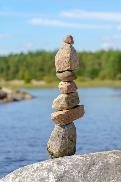 Pirámide de piedras Equilibrio inestable de objetos de piedra Estado de naturaleza idílico