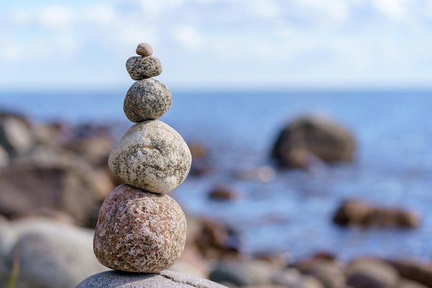 Pirámide de piedras Equilibrio inestable de objetos de piedra Estado de naturaleza idílico