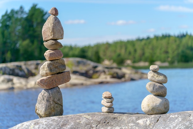 Pirámide de piedras Equilibrio inestable de objetos de piedra Estado de naturaleza idílico