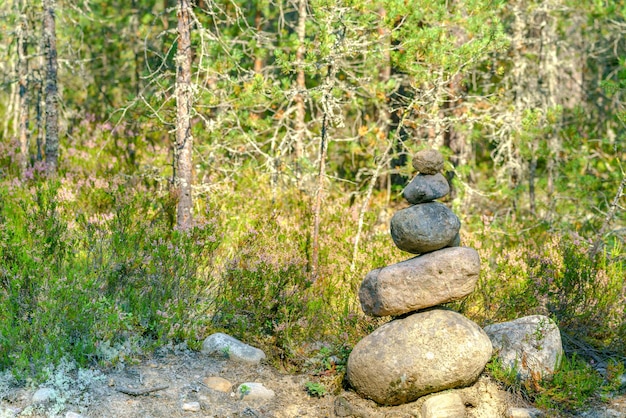 Pirámide de piedras Equilibrio inestable de objetos de piedra Estado de naturaleza idílico