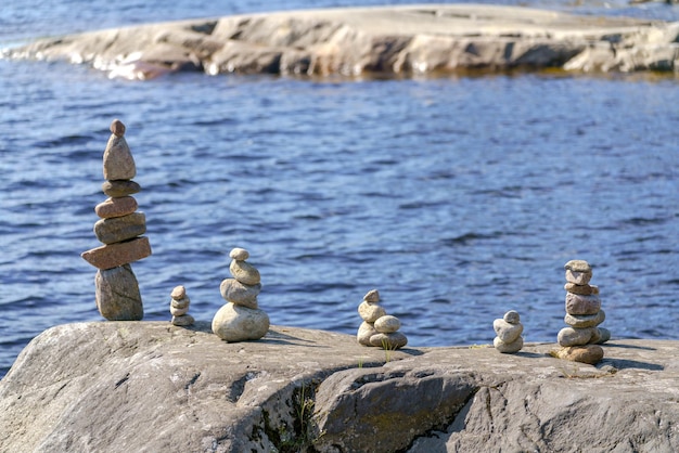 Pirámide de piedras Equilibrio inestable de objetos de piedra Estado de naturaleza idílico