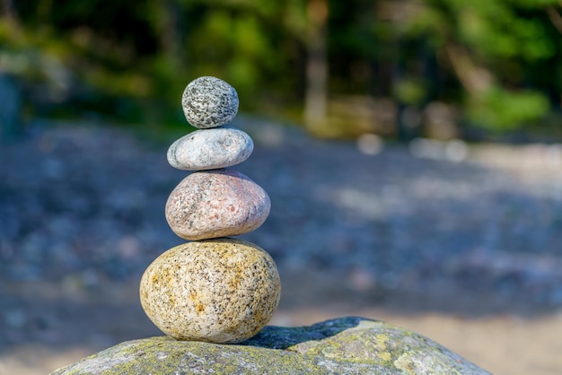 Pirámide de piedras Equilibrio inestable de objetos de piedra Estado de naturaleza idílico