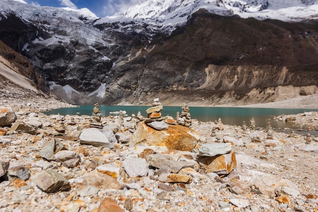 Pirámide de piedras en un lago de montaña