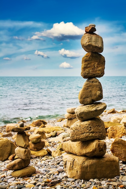 Pirámide de piedras en la orilla del mar en la playa de guijarros