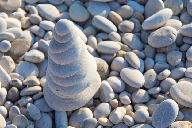 Pirámide de piedras en la playa