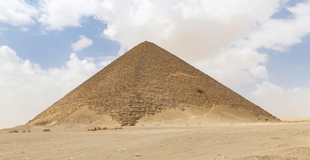 Pirámide roja de Dahshur en El Cairo Egipto