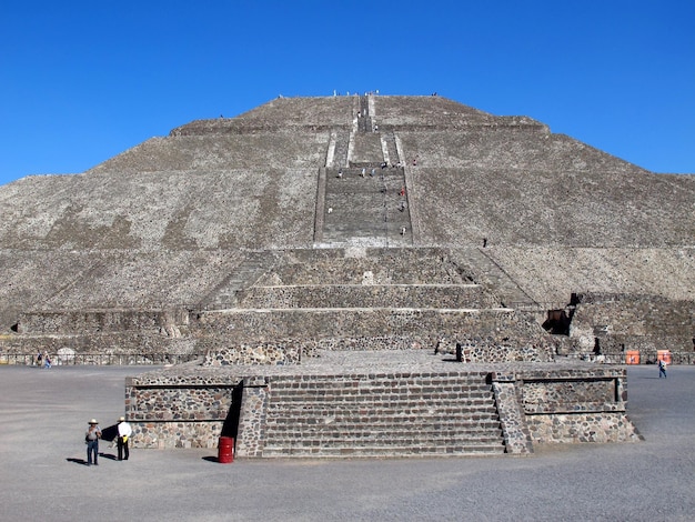 La Pirámide del sol en las antiguas ruinas de los aztecas Teotihuacan México