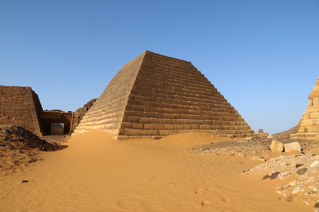 Pirâmides antigas de Meroe no deserto do Saara, Sudão