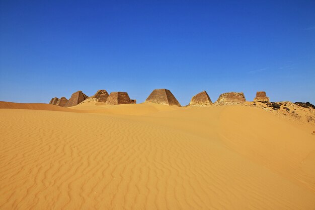 Pirâmides antigas de meroe no deserto do saara