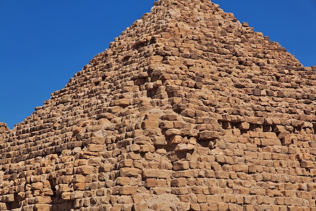 Foto pirâmides antigas de nuri no deserto do saara, sudão