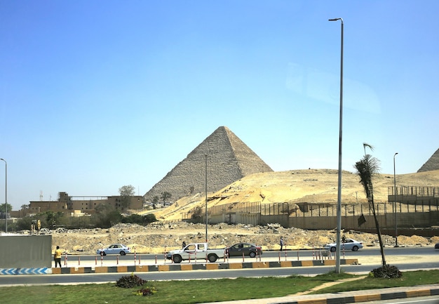 Foto pirâmides com cairo ao fundo