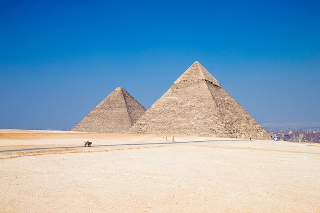 Pirâmides com um lindo céu de Gizé, no Cairo, Egito.