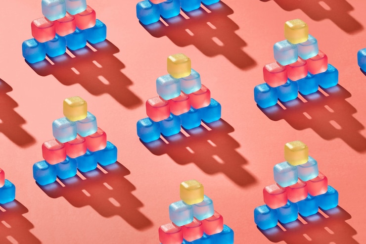 Foto pirámides de cubitos de hielo de colores de plástico transparente