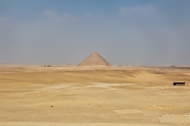 Pirámides Dahshur en el desierto del Sahara de Egipto