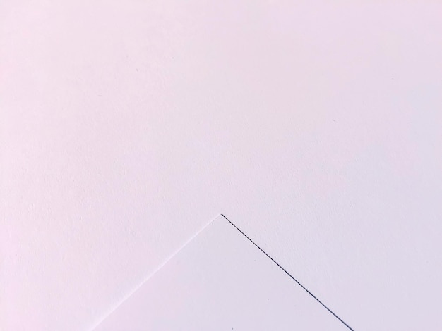 Pirâmides de papel contra fundo branco