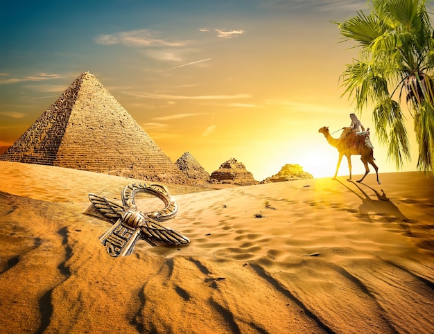 Pirâmides e ankh no deserto