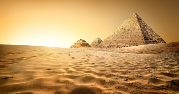 Pirâmides egípcias em deserto de areia e céu claro