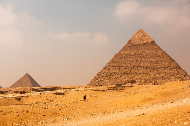 Pirâmides egípcias famosas de Gizé. Paisagem no Egito. Pirâmide no deserto. África