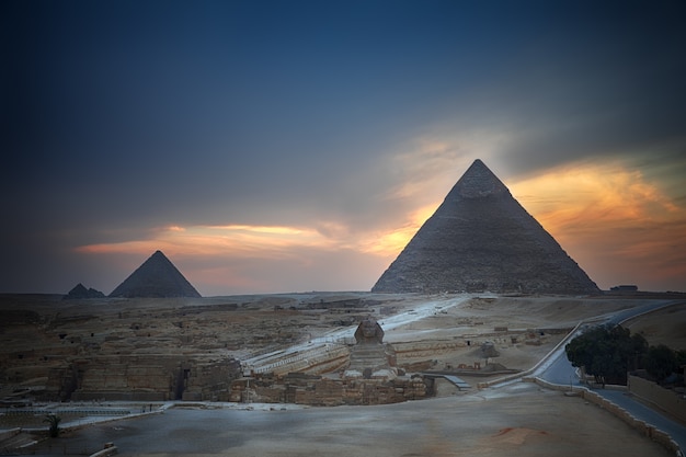 Las pirámides de Giza y la Esfinge por la noche, Egipto.