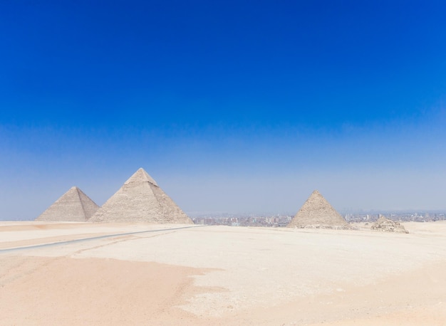 Pirámides con un hermoso cielo de Giza en El Cairo Egipto