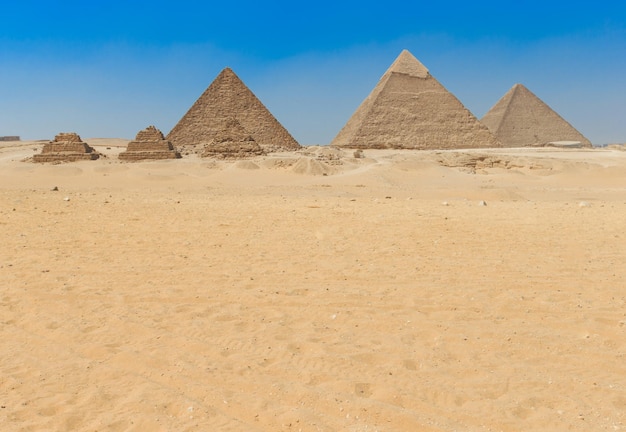 Pirámides con un hermoso cielo de Giza en El Cairo Egipto