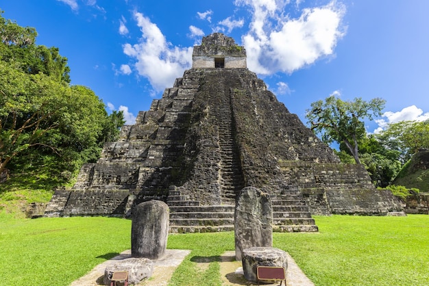 Pirámides mayas antiguas de Tikal en Guatemala una atracción turística importante