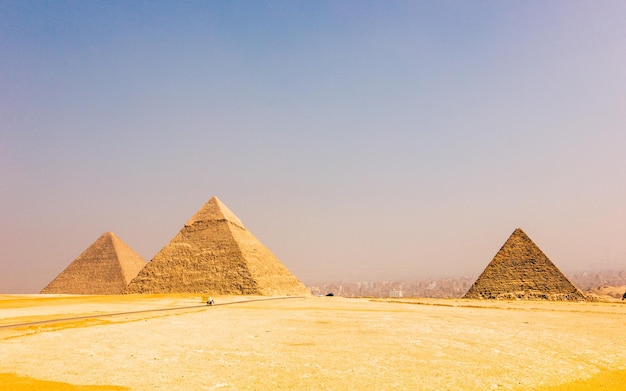 Pirâmides num deserto
