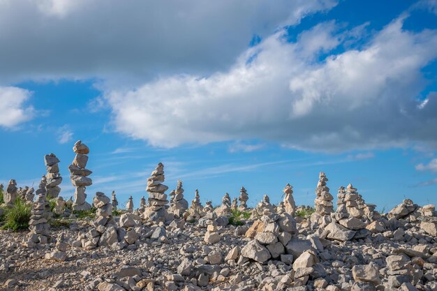 Las pirámides de piedra fueron dejadas por turistas mientras viajaban por altas montañas