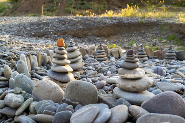 Pirámides de piedras de mar en la orilla del mar.