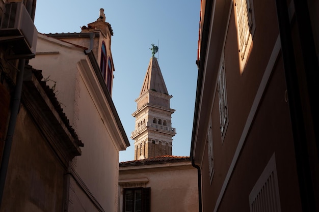 Piran com o campanário da Igreja Paroquial de São Jorge ao fundo