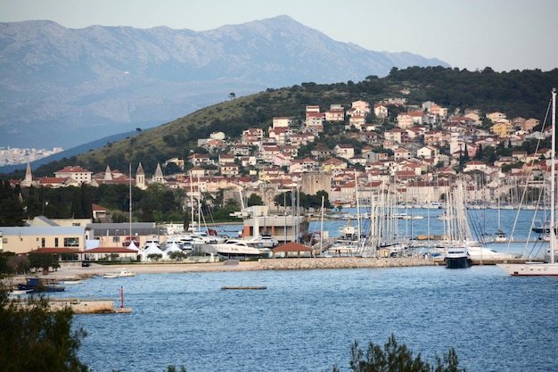Piran e porto contra as montanhas