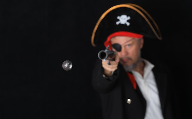 pirata atira uma bala voadora de pistola