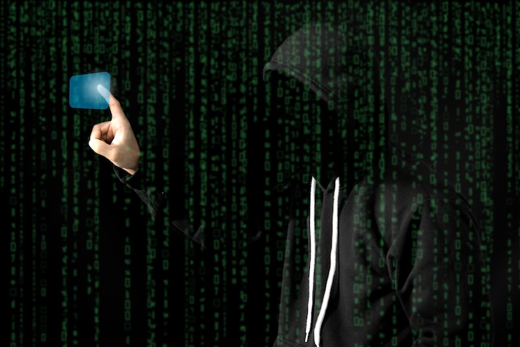 Foto pirata informático asiático en capucha negra con fondo de matriz