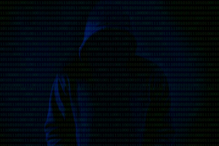 Pirata informático asiático con capucha negra sobre fondo negroHackear sistemas de seguridad de piratería de contraseñas para robar información