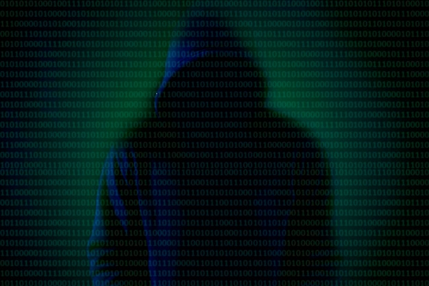 Pirata informático asiático con capucha negra sobre fondo negroHackear sistemas de seguridad de piratería de contraseñas para robar información