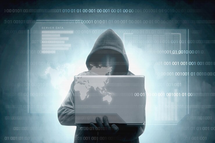 Foto pirata informático con capucha negra que sostiene una computadora portátil con datos del servidor de pantalla virtual, barra de gráficos, código binario y mapa mundial